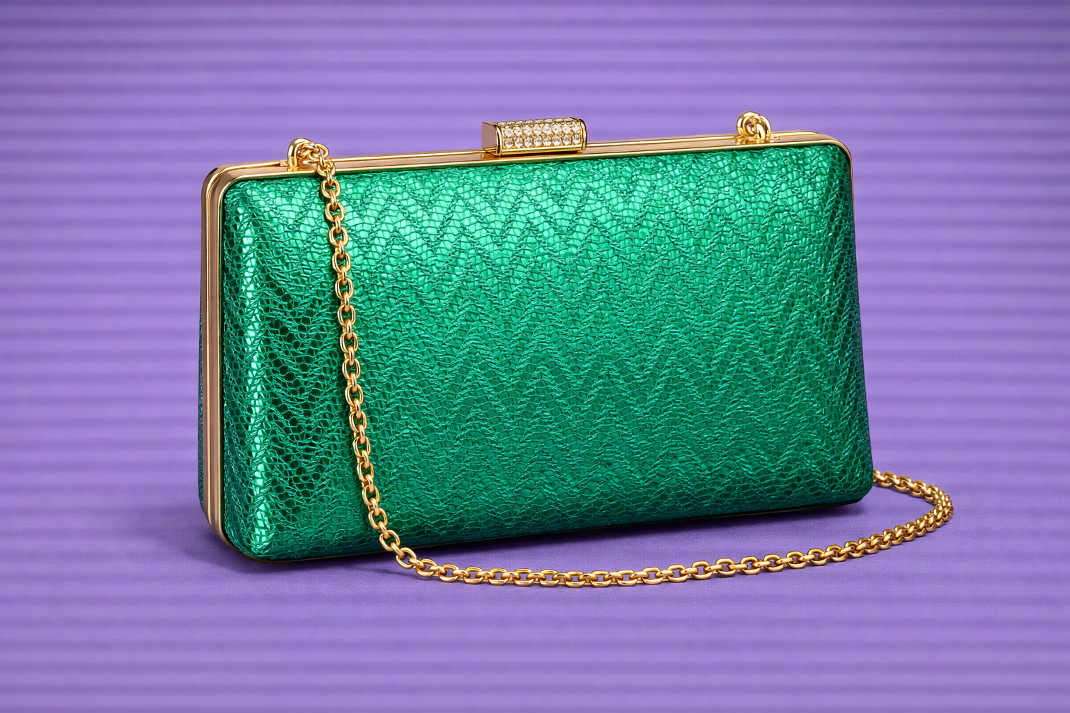 Bolso de piel grabada tipo trenza y metalizada