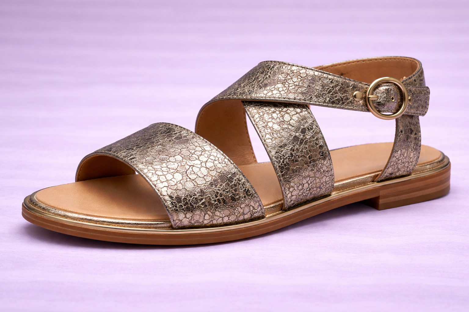 Sandalia de serraje metalizado y craquelado